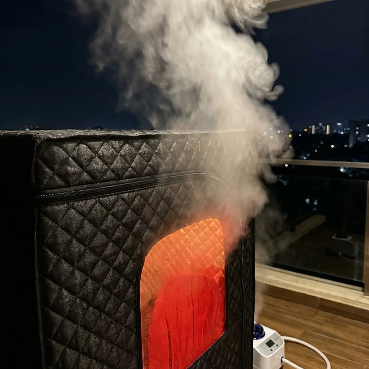 אדים עולים מגנרטור הקיטור עם תאורה אדומה
